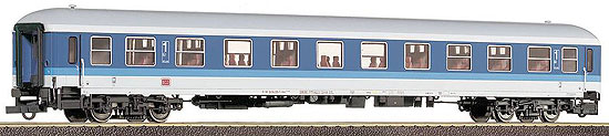 Passenger car 2nd class in &quot;InterRegio&quot; livery<br /><a href='images/pictures/Roco/45136.jpg' target='_blank'>Full size image</a>